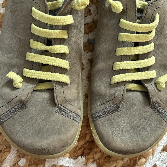 *Like new* soft grey leather Camper Peu shoes with yellow elastic laces size 37 - Picture 3 of 6